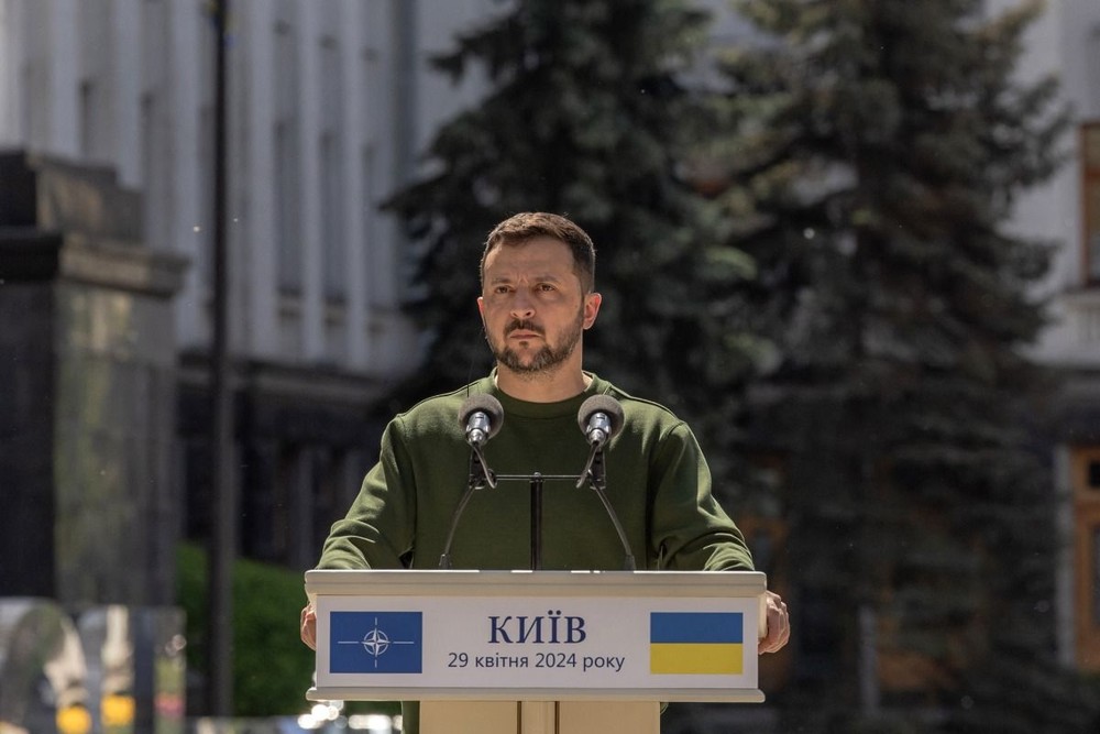 Tổng thống Ukraine Volodymyr Zelensky phát biểu họp báo tại Thủ đô Kiev ngày 29/4/2024. (Ảnh: AFP/TTXVN)