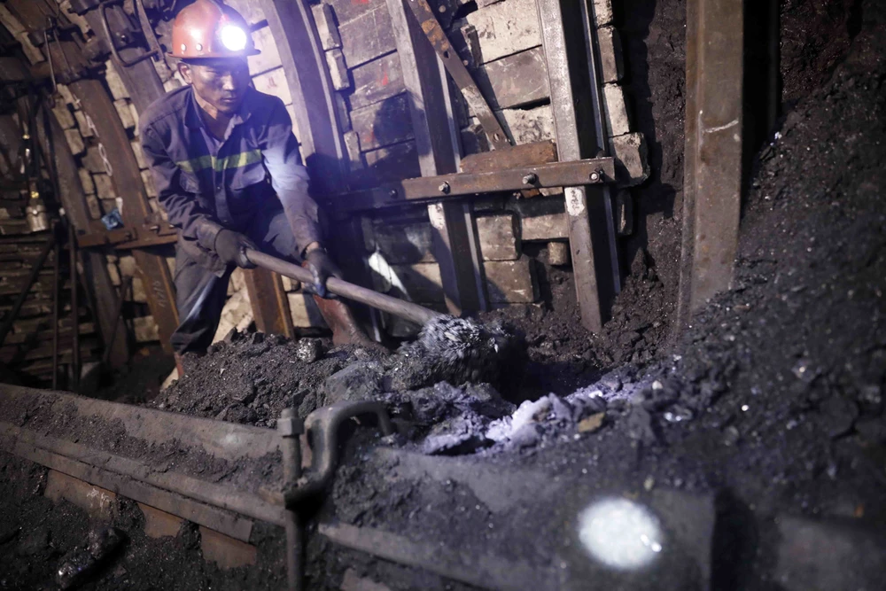 Công nhân Công ty than Thống Nhất khai thác than ở độ sâu hơn 100m. (Ảnh: Trần Việt/TTXVN)