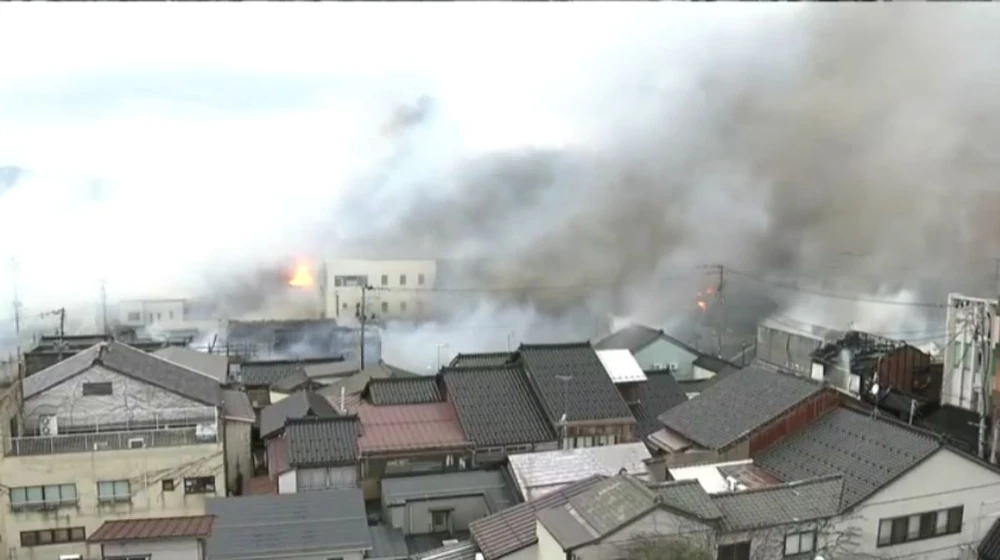 Khói bốc lên trong một vụ hỏa hoạn ở Niigata (Nhật Bản). (Hình ảnh từ một video của BBC)