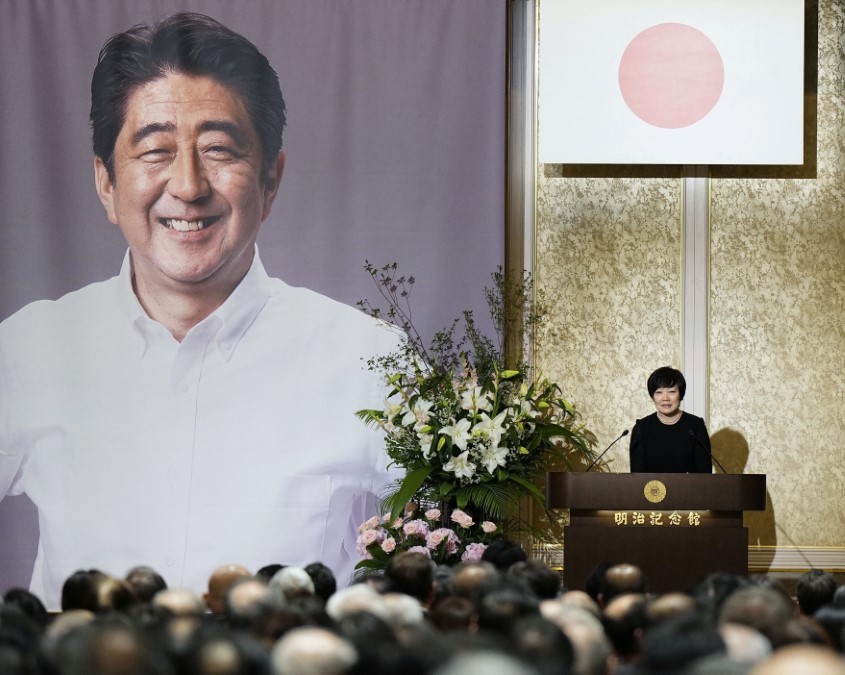 Phu nhân cố Thủ tướng Abe, bà Akie, phát biểu tại lễ tưởng niệm một năm ngày ông bị sát hại, tại Tokyo, ngày 8/7/2023. (Ảnh: Kyodo/TTXVN)