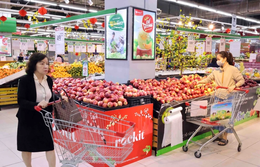 Người dân mua sắm tại siêu thị WinMart Võ Thị Sáu, quận Hai Bà Trưng (Hà Nội). (Ảnh: Trần Việt/TTXVN)