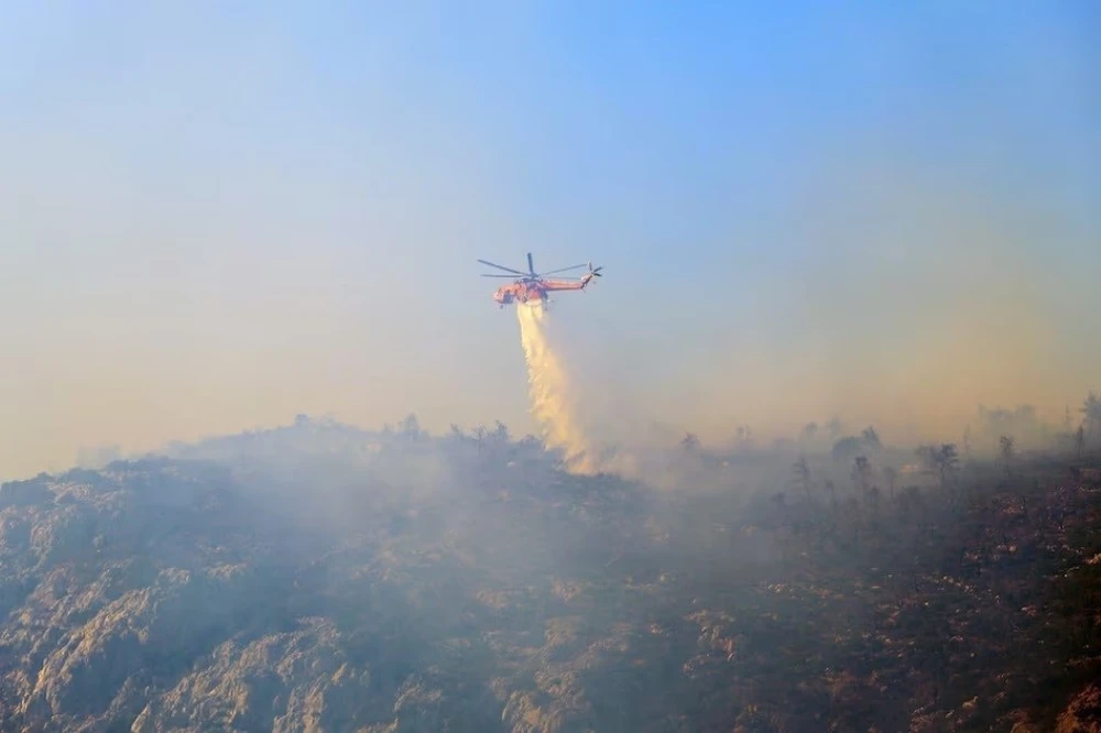 Trực thăng cứu hỏa tham gia dập đám cháy rừng gần Athens (Hy Lạp) ngày 29/6/2024. (Ảnh: Reuters/TTXVN)