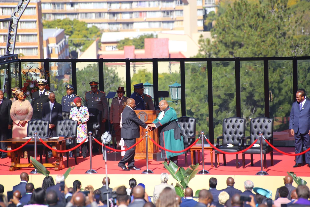 Chánh án Raymond Zondo chào mừng ông Ramaphosa và phu nhân tại buổi lễ nhậm chức hôm 19/6 tại Thủ đô Pretoria (Nam Phi). (Ảnh: Hồng Minh/TTXVN)