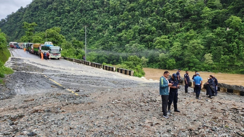 Các phương tiện mắc kẹt trên đường cao tốc sau trận lở đất tại huyện Chitwan (Nepal), ngày 12/7/2024. (Ảnh: THX/TTXVN)