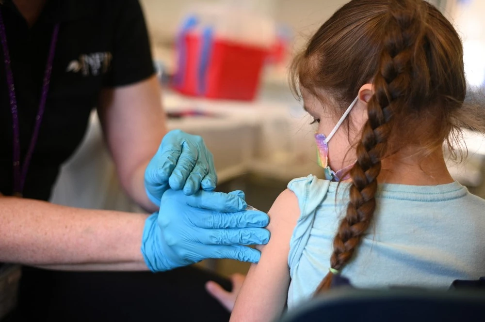 Tiêm vaccine ngừa COVID-19 tại Los Angeles (Mỹ). (Ảnh: AFP/TTXVN)