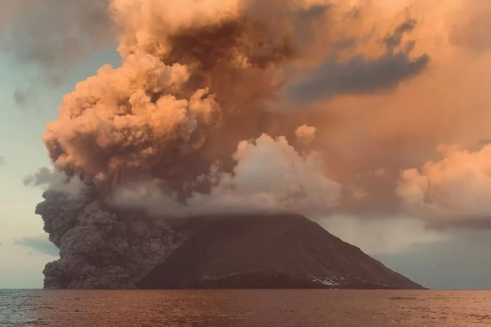 Núi lửa Etna trên đảo Sicily (Italy) phun trào ngày 5/7/2024. (Ảnh: Reuters/TTXVN)