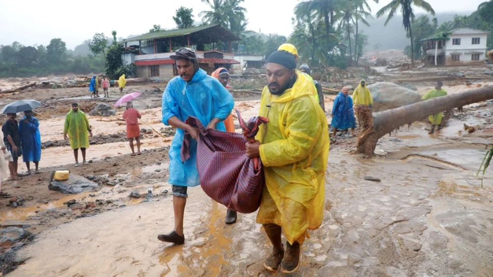 Lực lượng cứu hộ di chuyển thi thể nạn nhân trong vụ lở đất ở Kerala (Ấn Độ), ngày 30/7/2024. (Nguồn: CNN)