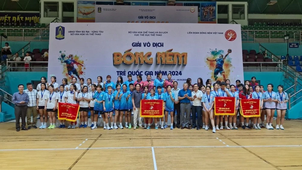 Ban Tổ chức Giải Vô địch Bóng ném Trẻ Quốc gia 2024 trao huy chương và cờ lưu niệm cho các đội đạt thành tích cao nội dung nữ lứa tuổi U20. (Ảnh: Huỳnh Sơn/TTXVN)