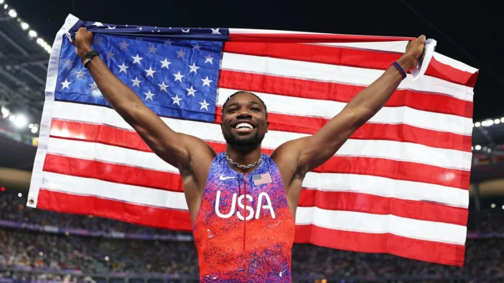 Noah Lyles ăn mừng chiến thắng giành huy chương Vàng ở nội dung chung kết 100m nam. (Nguồn: Getty Images/CNN)