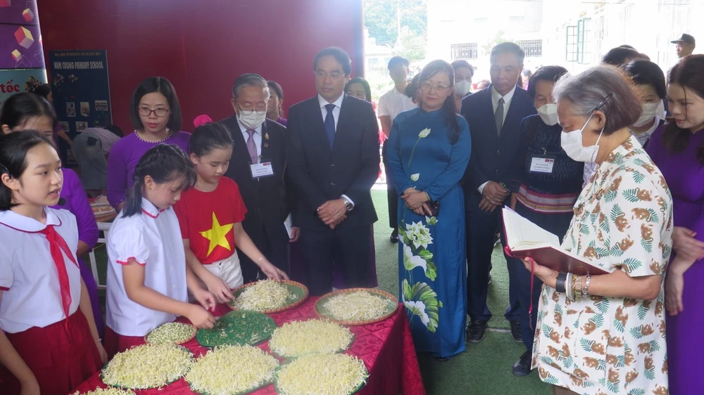 Công chúa Thái Lan Maha Chakri Sirindhorn cùng Đoàn đại biểu tham quan, trải nghiệm một số hoạt động tại Trường Tiểu học Nam Cường. (Ảnh: Hương Thu/TTXVN)