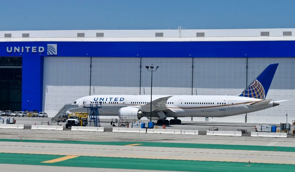 Máy bay Boeing 787 Dreamliner tại sân bay quốc tế Los Angeles ở bang California (Mỹ). (AFP/TTXVN)