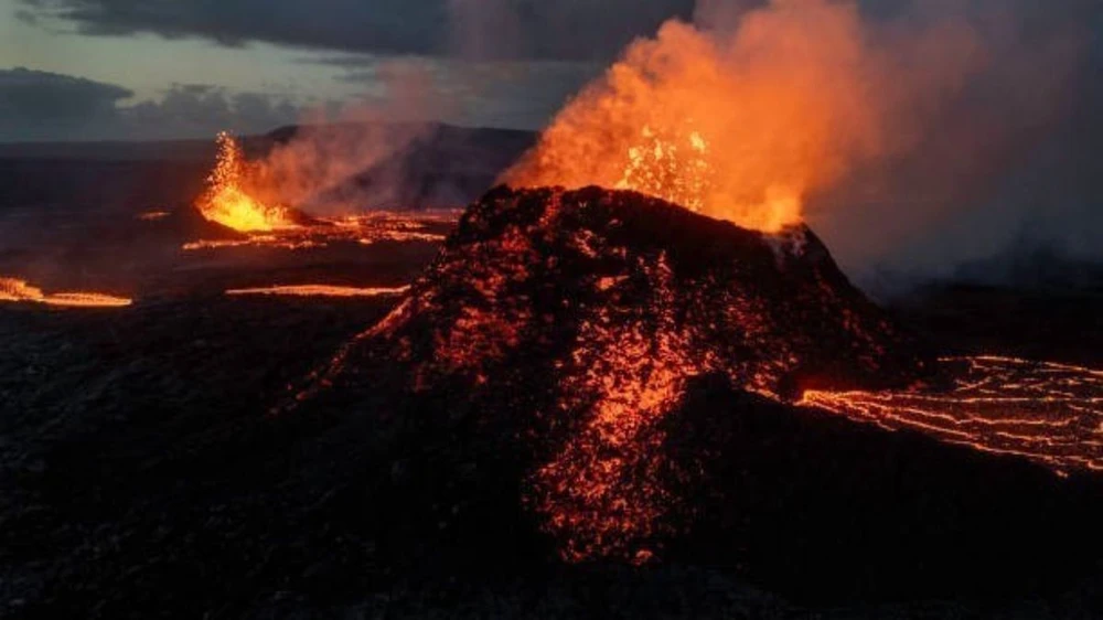 Núi lửa Sundhnuks trên Bán đảo Reykjanes, Tây Nam Iceland phun trào ngày 2/6/2024. (Ảnh: Getty Images/TTXVN)