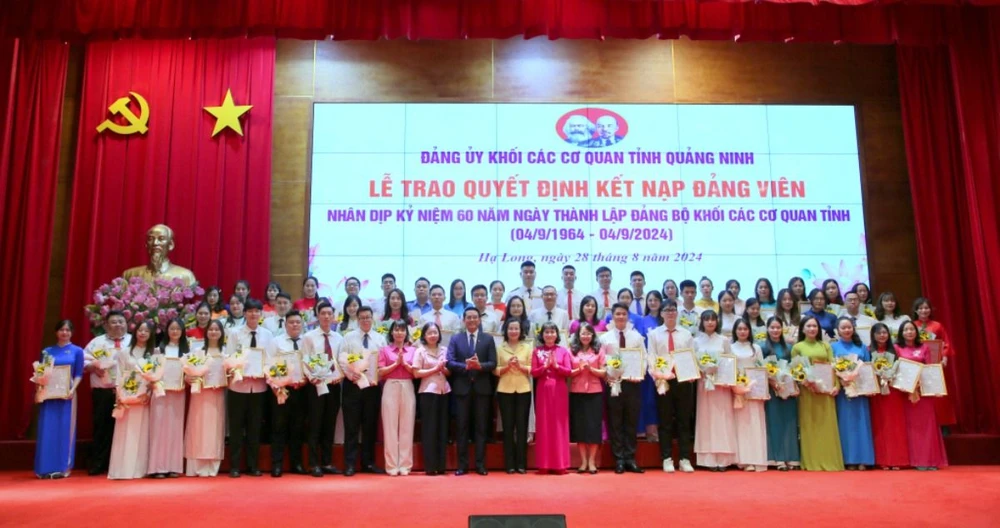 60 đảng viên ưu tú đại diện cho 131 quần chúng được kết nạp Đảng trong năm 2024 vinh dự được kết nạp vào Lớp đảng viên 60 năm Ngày thành lập Đảng bộ Khối các cơ quan tỉnh Quảng Ninh. (Nguồn: Báo Quảng Ninh)