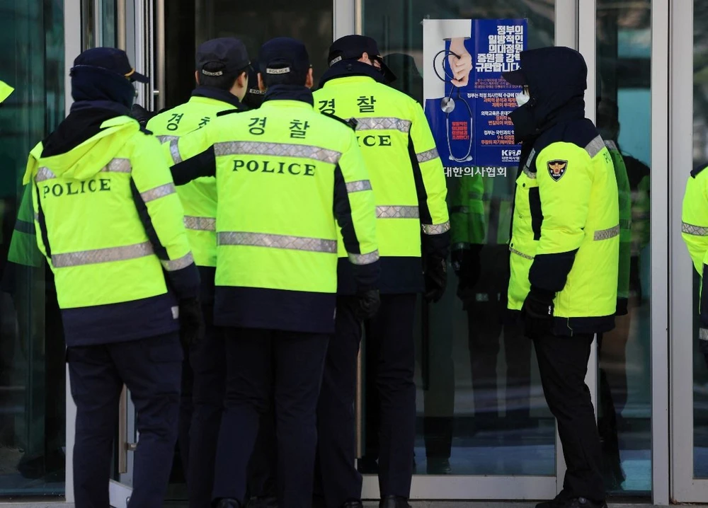 Cảnh sát Hàn Quốc làm nhiệm vụ trong một vụ việc ở Seoul. (Ảnh minh họa: AFP/TTXVN)