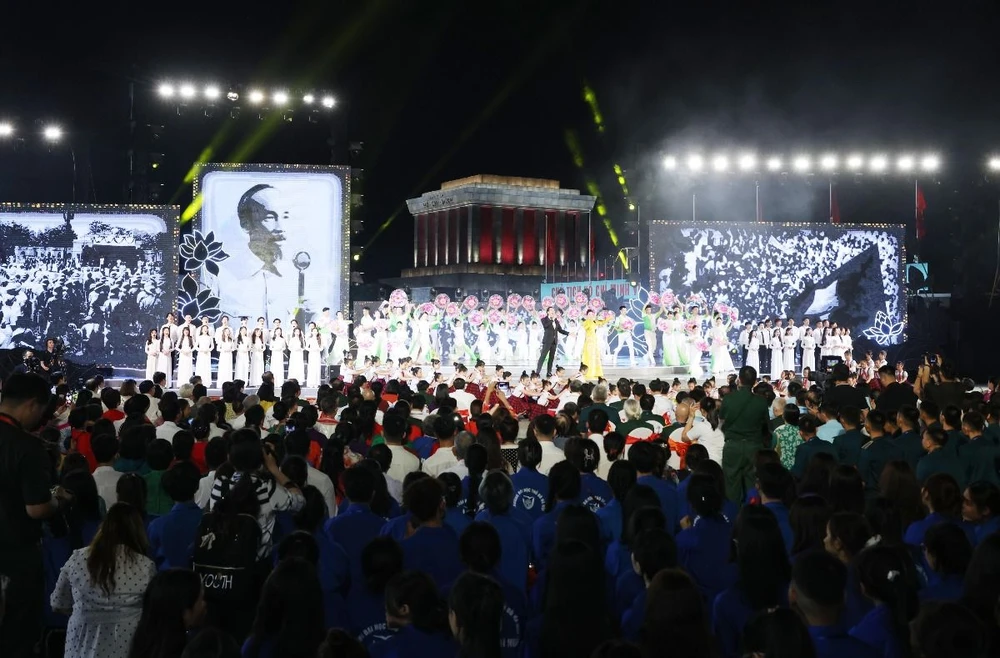 Tiết mục “Ai yêu Bác Hồ Chí Minh hơn thiếu niên nhi đồng” và “Ca ngợi Hồ Chủ tịch” trong chương trình chính luận nghệ thuật đặc biệt “Lời Người để lại,” diễn ra trên Quảng trình Ba Đình tối 30/8 vừa qua. (Ảnh: Lâm Khánh/TTXVN)