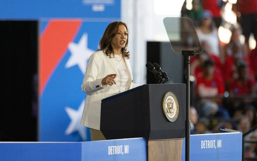 Phó Tổng thống Mỹ Kamala Harris phát biểu tại chiến dịch vận động tranh cử ở Detroit, Michigan (Mỹ). (Ảnh: THX/TTXVN)