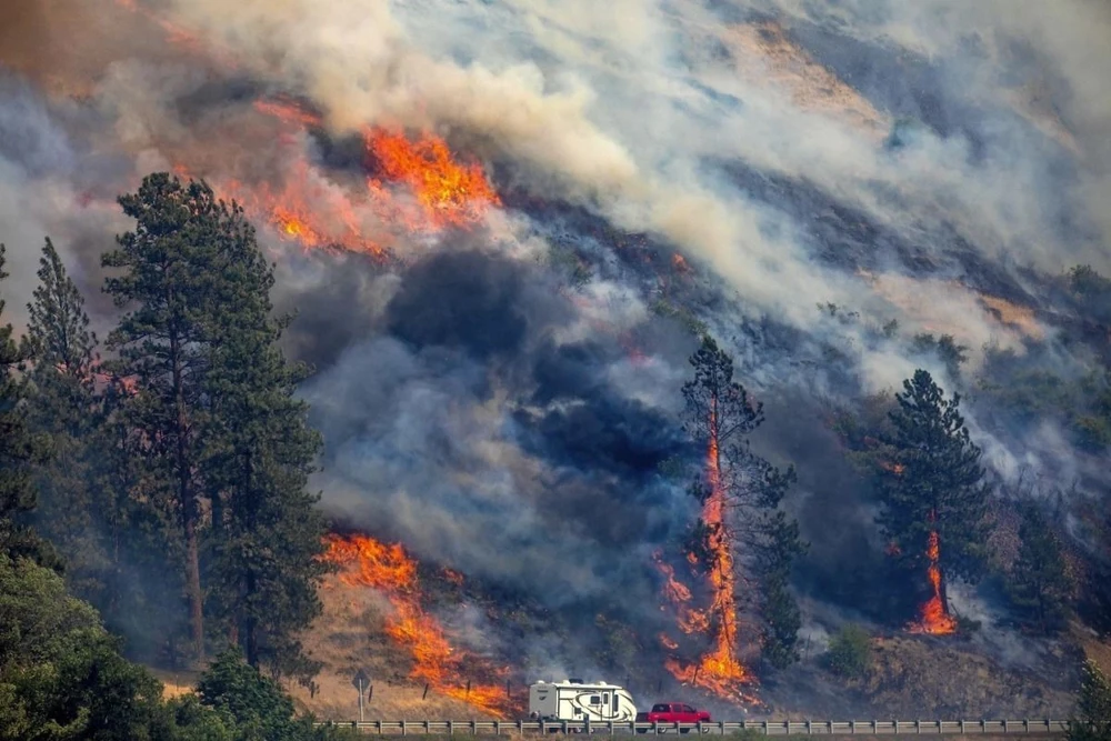 Khói lửa bốc lên từ đám cháy rừng ở bang Idaho (Mỹ), ngày 25/7/2024. (Ảnh: AP/TTXVN)