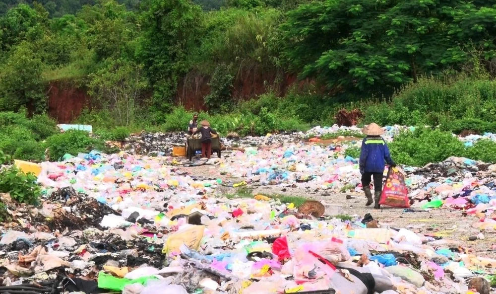 Bãi rác thải tạm tại thị trấn Ia Ly, huyện Chư Păh (Gia Lai) ngập rác thải chưa được xử lý. (Ảnh: TTXVN phát)