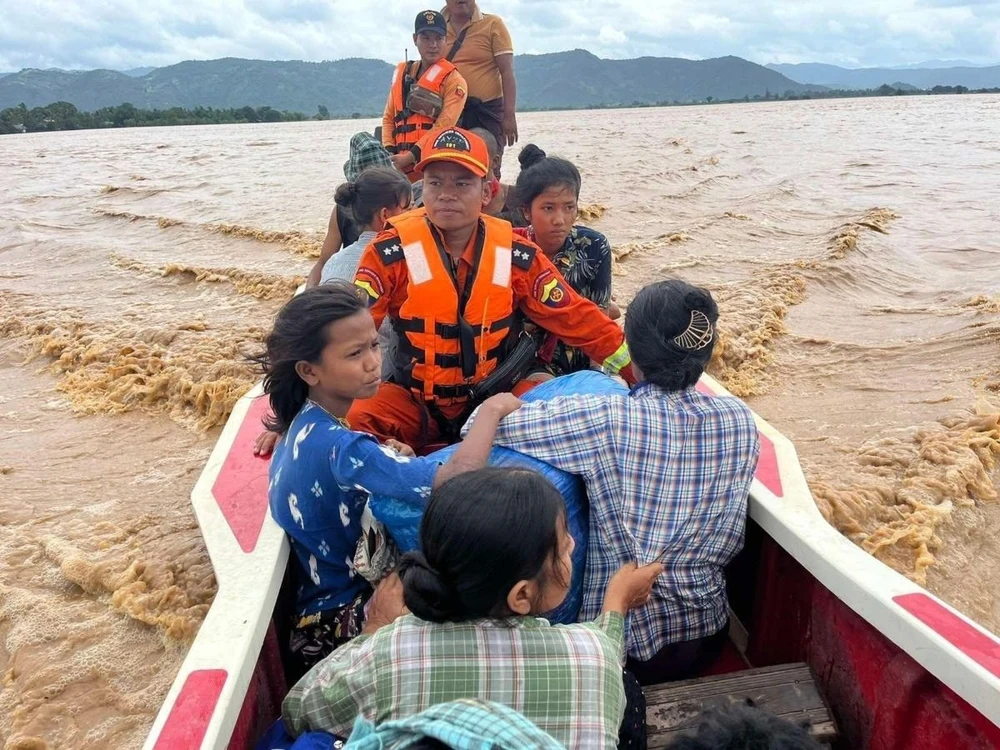 Lực lượng cứu hộ sơ tán người dân khỏi vùng ngập lụt tại Nay Pyi Taw (Myanmar), ngày 13/9/2024. (Ảnh: THX/TTXVN)