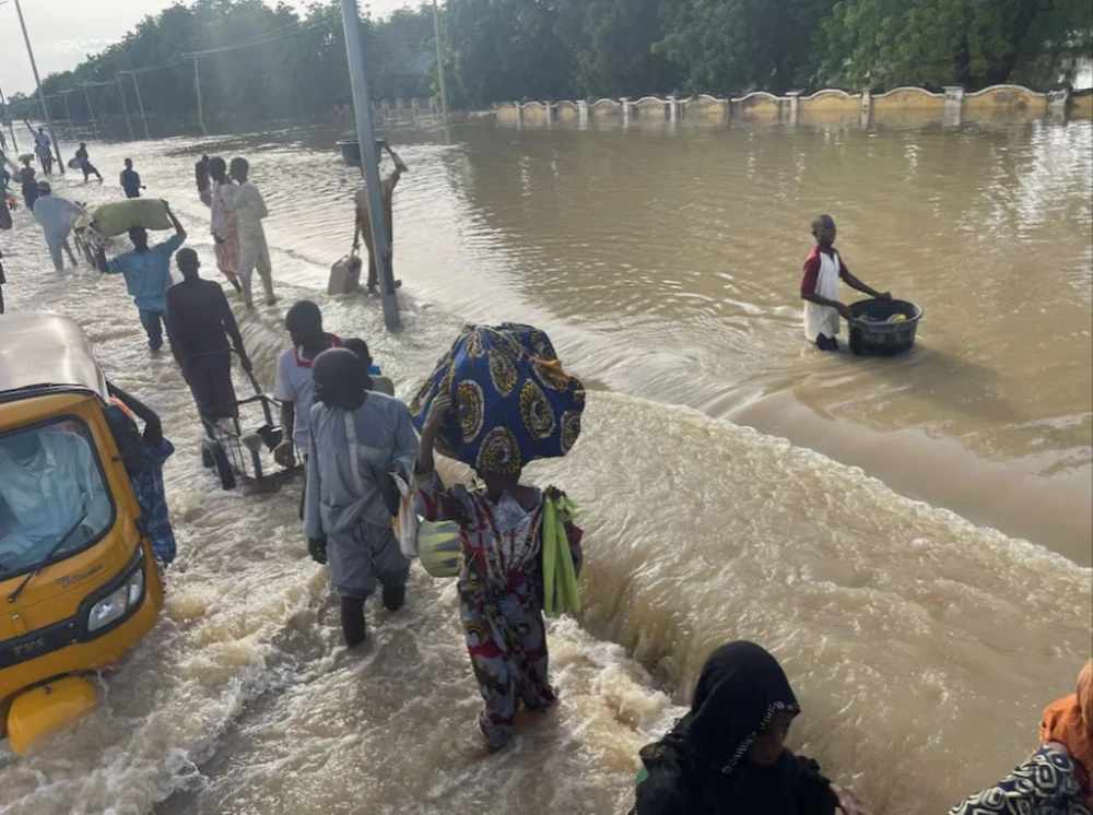 Người dân chạy lũ ở bang Borno, miền Bắc Nigeria ngày 15/9/2024. (Nguồn: Reuters)