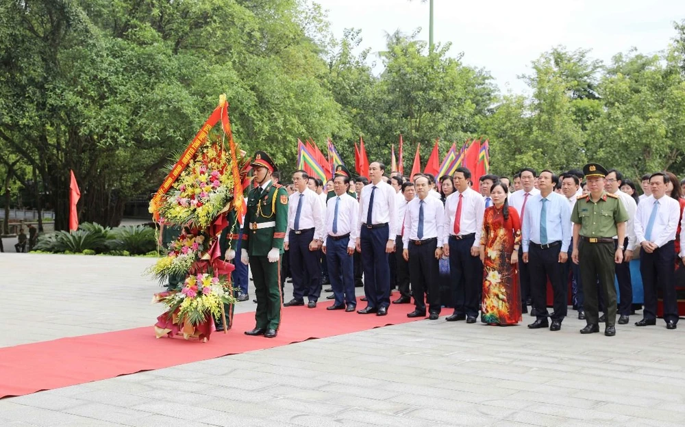 Lãnh đạo tỉnh Phú Thọ dâng hoa tại Bức phù điêu - nơi Bác Hồ nói chuyện với Đại đoàn quân Tiên Phong trước khi về tiếp quản thủ đô - ở Ngã 5 đền Giếng, Khu di tích lịch sử Đền Hùng. (Ảnh: Tạ Toàn/TTXVN)