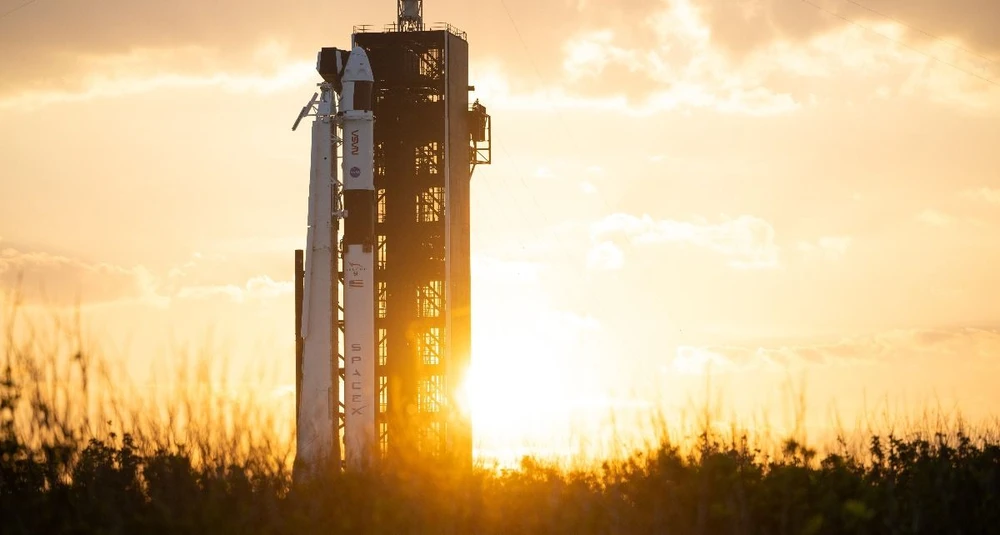 Tên lửa đẩy Falcon 9 của SpaceX trên bệ phóng tại Trung tâm Vũ trụ Kennedy ở Florida (Mỹ). (Ảnh: THX/TTXVN)