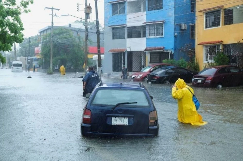 Mưa lớn gây ngập lụt do ảnh hưởng của bão Helene tại Cancun (Mexico) ngày 25/9/2024. (Ảnh: Reuters/TTXVN)