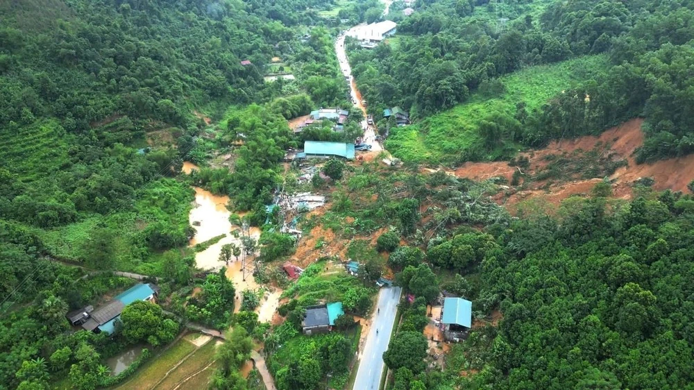 Tuyến giao thông huyết mạch Quốc lộ 2 Hà Giang-Tuyên Quang và đi các tỉnh bất ngờ bị hàng nghìn m3 đất đá sạt lở tràn xuống mặt đường gây sạt lở nghiêm trọng vào sáng 29/9 vừa qua. (Ảnh: TTXVN phát)