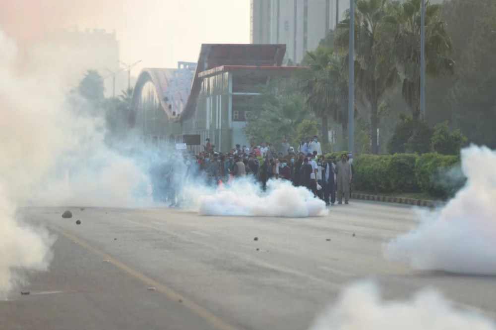 Người biểu tình trong làn khói hơi cay của cảnh sát tại Islamabad (Pakistan), ngày 4/10/2024. (Nguồn: Reuters)