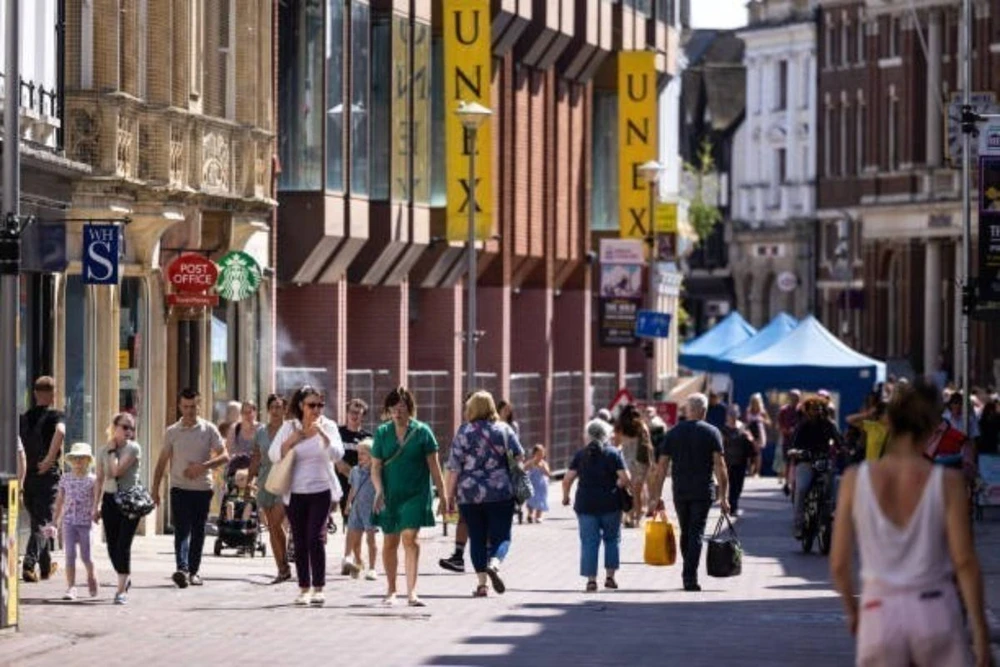 Người dân di chuyển trên đường phố tại Ipswich (Anh). (Ảnh: Getty Images/TTXVN)