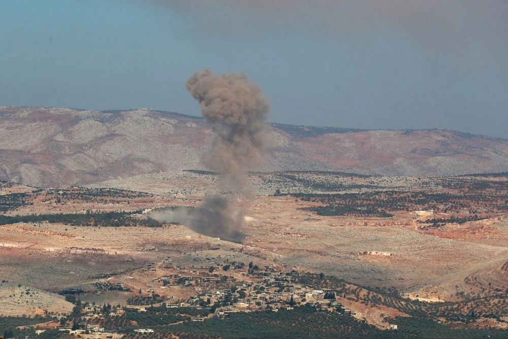 Khói bốc lên sau một vụ không kích tại Idlib (Syria). (Ảnh: AFP/TTXVN)