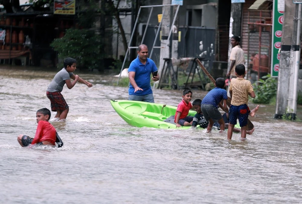 Ngập lụt sau mưa lớn tại Colombo (Sri Lanka) ngày 12/10/2024. (Ảnh: THX/TTXVN)