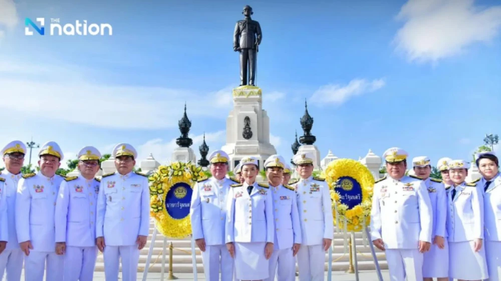 Thủ tướng Paetongtarn Shinawatra đã dẫn đầu Nội các Thái Lan tới đặt vòng hoa để tỏ lòng thành kính trước bức tượng Nhà Vua Bhumibol Abdulyadej. (Nguồn: The Nation)