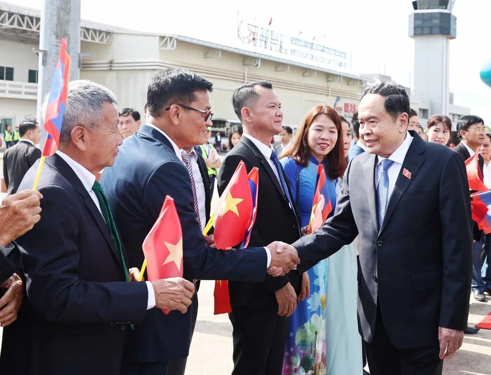 Lễ đón Chủ tịch Quốc hội Trần Thanh Mẫn tại Sân bay quốc tế Wattay, Thủ đô Vientiane. (Ảnh: Thống Nhất/TTXVN)