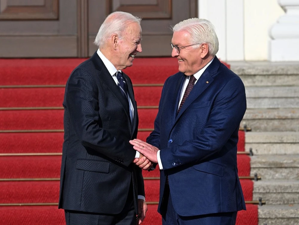 Tổng thống Đức Frank-Walter Steinmeier (phải) đón Tổng thống Mỹ Joe Biden tại Berlin ngày 18/10/2024. (Ảnh: AA/TTXVN)