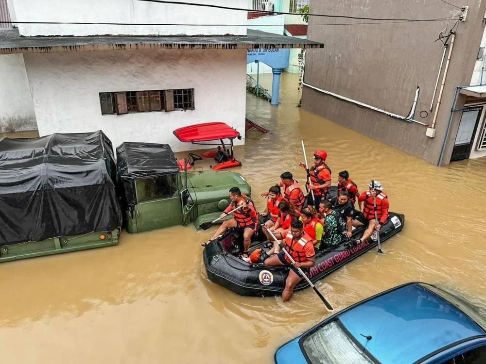 Lực lượng cứu hộ sơ tán người dân khỏi vùng ngập lụt do bão Trami tại tỉnh Camarines Sur (Philippines) ngày 24/10/2024. (Ảnh: THX/TTXVN)