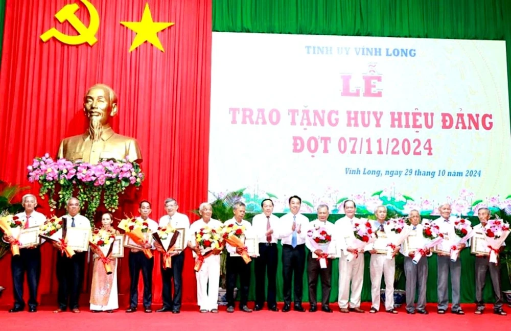 Ban Thường vụ Tỉnh ủy trao Huy hiệu Đảng cho các đồng chí cao niên tuổi Đảng tại buổi lễ. (Nguồn: Báo Vĩnh Long)