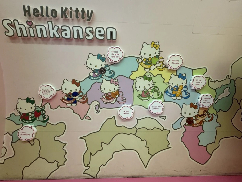 Bản đồ chặng đường đi qua tám tỉnh của chuyến tàu Shinkansen Hello Kitty ở Nhật Bản, được thiết kế nhân kỷ niệm 50 năm nhân vật hoạt hình nổi tiếng này, trong bức ảnh được chụp vào tháng 6/2024. (Ảnh: Phạm Tuân/TTXVN)