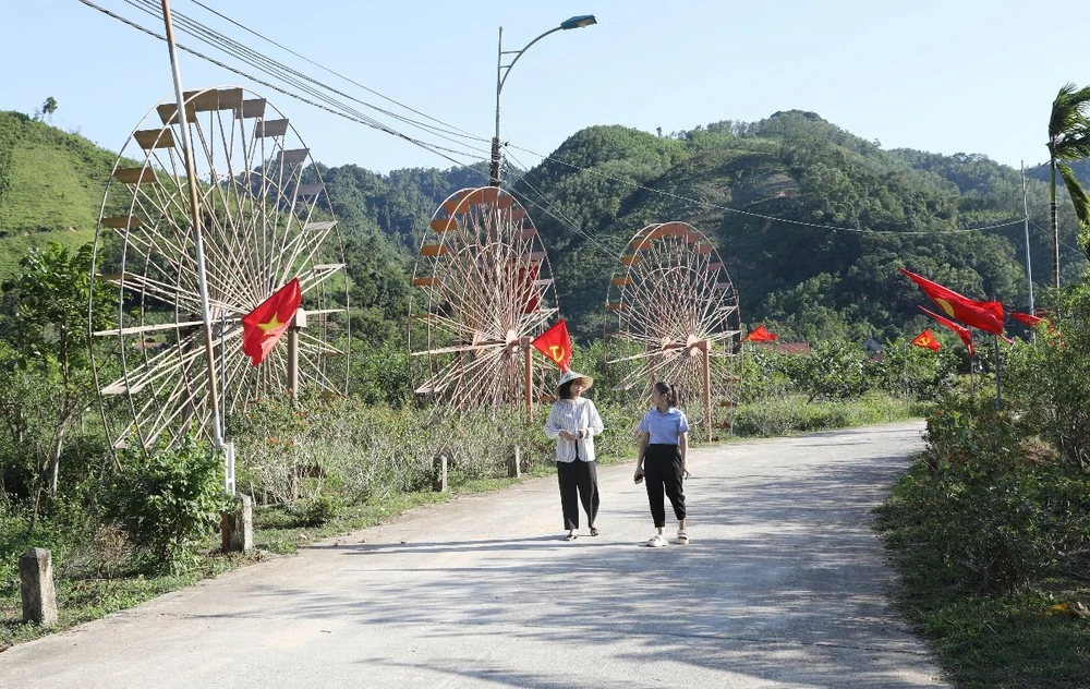 Đường xóm Mỏ Gà, xã Phú Thượng, huyện Võ Nhai (Thái Nguyên) được xây dựng từ nguồn vốn Chương trình mục tiêu quốc gia xây dựng nông thôn mới. (Ảnh: Hoàng Nguyên/TTXVN)