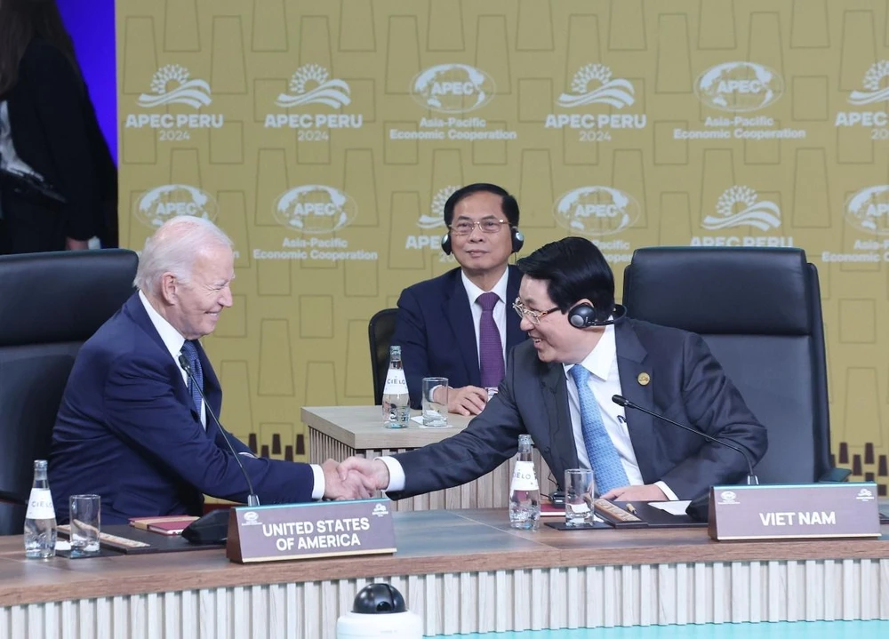 Chủ tịch nước Lương Cường với Tổng thống Hoa Kỳ Joe Biden dự Đối thoại kh&ocirc;ng ch&iacute;nh thức giữa c&aacute;c nh&agrave; l&atilde;nh đạo APEC với kh&aacute;ch mời. (Ảnh: L&acirc;m Kh&aacute;nh/TTXVN)