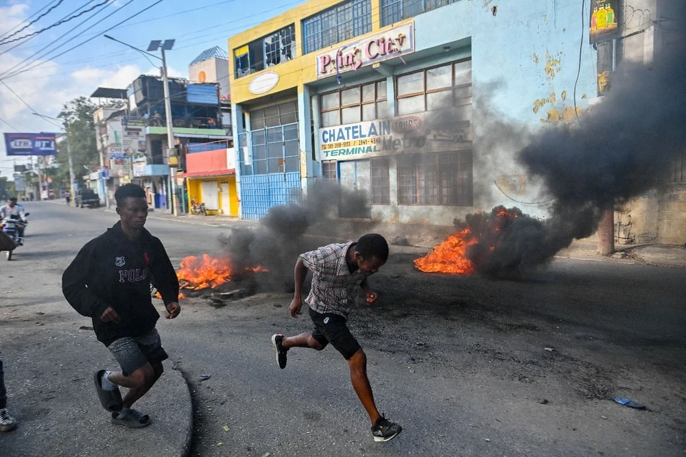 Lốp xe bị đốt cháy trong một cuộc biểu tình tại Port-au-Prince (Haiti) hồi tháng Hai năm nay. (Ảnh: AFP/TTXVN)