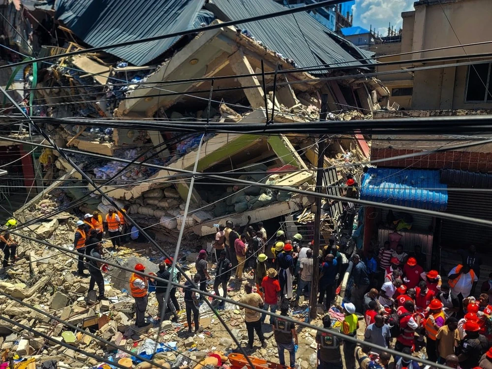 Hiện trường vụ sập tòa nhà ở Kariakoo, Dar es Salaam (Tanzania), ngày 16/11/2024. (Ảnh: THX/TTXVN)