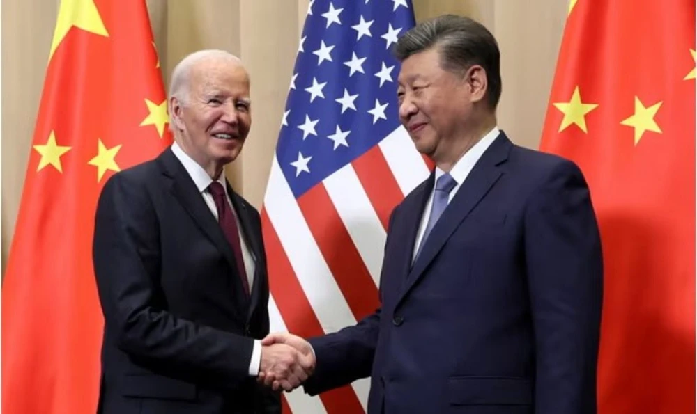 Chủ tịch Trung Quốc Tập Cận Bình và Tổng thống Mỹ Joe Biden bắt tay trước cuộc gặp song phương ở Lima (Peru), ngày 16/11/2024. (Nguồn: The Guardian)