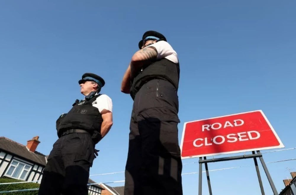 Cảnh sát Anh gác tại một giao lộ sau một vụ tấn công ở Southport, ngày 1/8/2024. (Ảnh: Reuters/TTXVN)