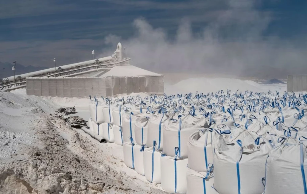 Lithium được sấy khô và nén chặt trong các bãi muối của sa mạc Atacama ở Chile. (Nguồn: National Geographic)