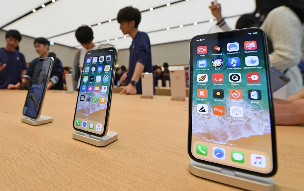 iPhone được bày bán ở một cửa hàng Apple ở Trung Quốc. (Nguồn: asia.nikkei.com)