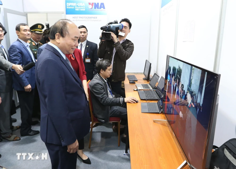 Thủ tướng Nguyễn Xuân Phúc kiểm tra khu vực tác nghiệp của Thông tấn xã Việt Nam tại Trung tâm Báo chí quốc tế. (Nguồn: TTXVN)