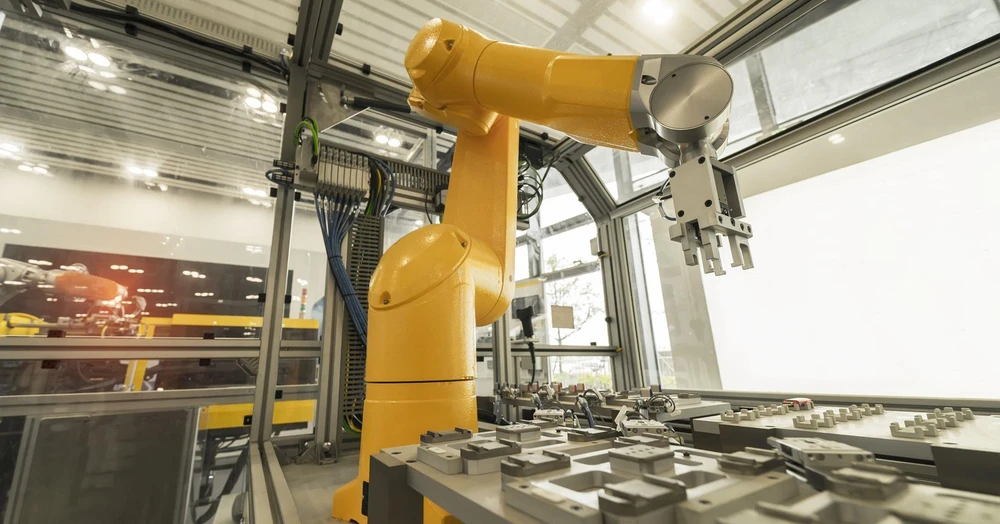 Cánh tay robot làm việc trong một nhà máy. (Nguồn: Getty Images)