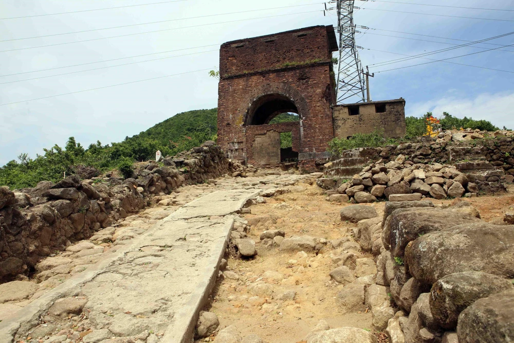 Nền móng các công trình tại Di tích Hải Vân Quan được phát lộ. (Ảnh: Trần Lê Lâm/TTXVN)