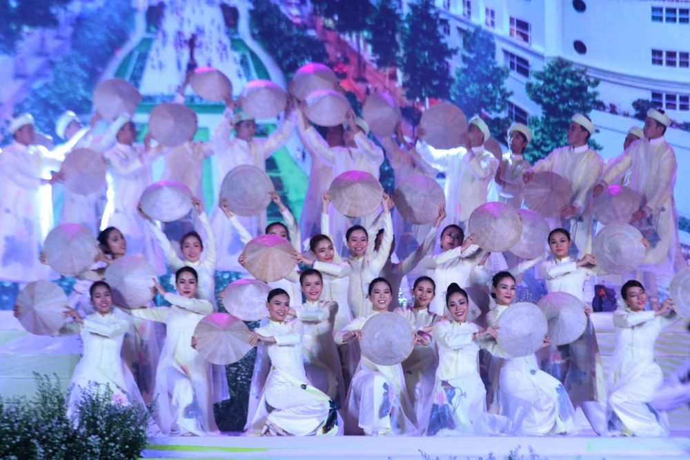 Tiết mục biểu diễn chào mừng Lễ hội Áo dài Thành phố Hồ Chí Minh lần 6 - 2019. (Ảnh: Gia Thuận/TTXVN)